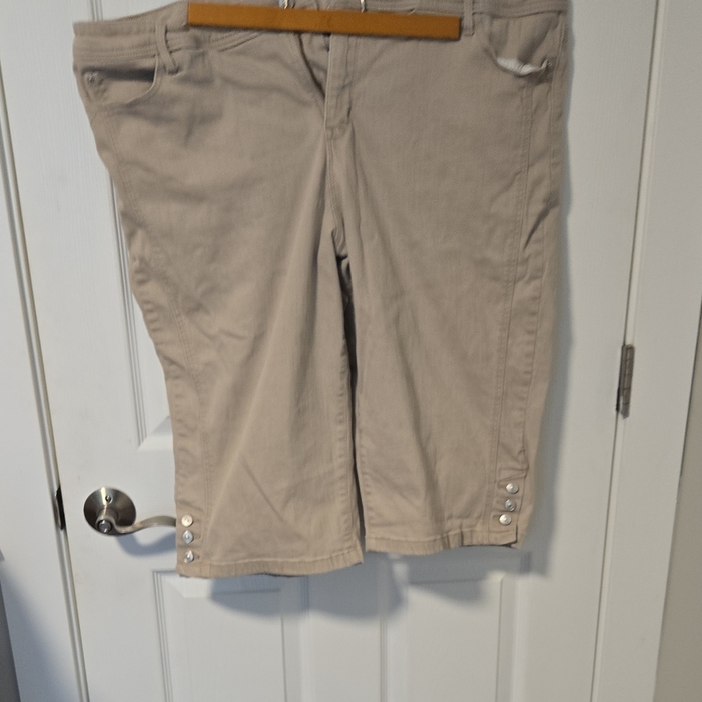 Gloria Vanderbilt Beige Bermuda Shorts